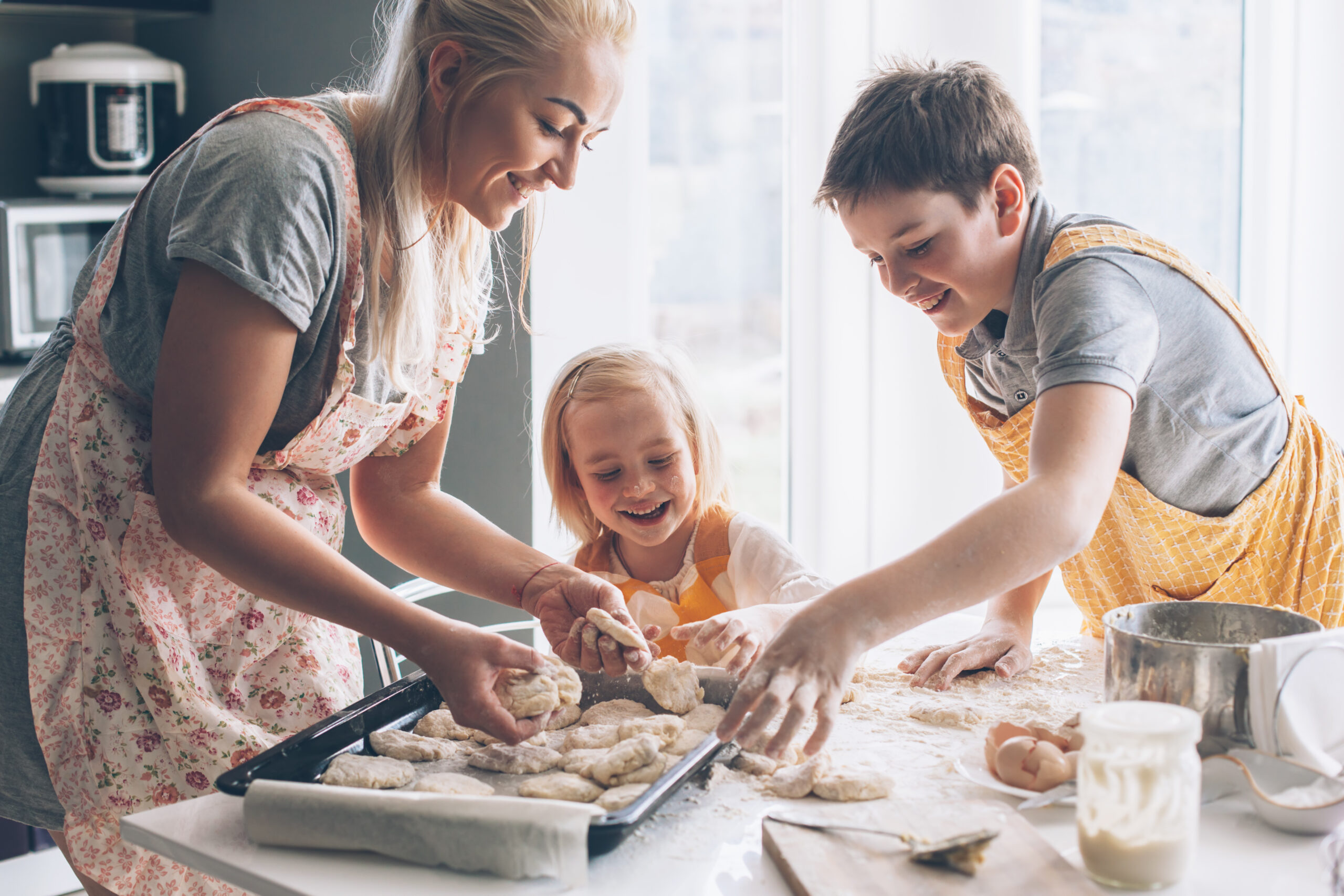 mom baking with kids